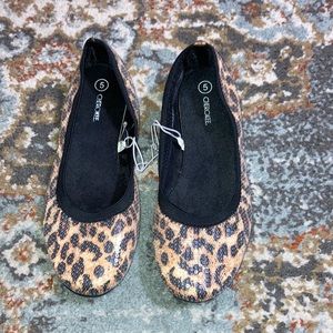 Cherokee Cheetah Flats NWT